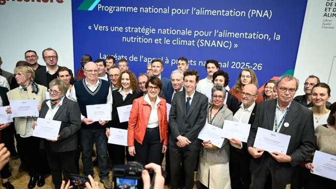 Photo de la ministre de l'agrivculture, Annie GENEVARD, entour&eacute;e des 29 laur&eacute;ats de l'appel &agrave; projet 2025/2026 SNANC, lors du salon international de l'agriculture 2026.